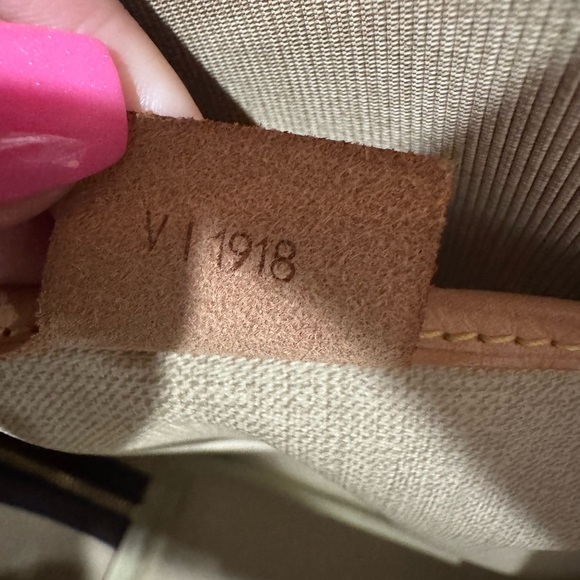 Louis Vuitton Excursion Bag - Picture 12 of 17